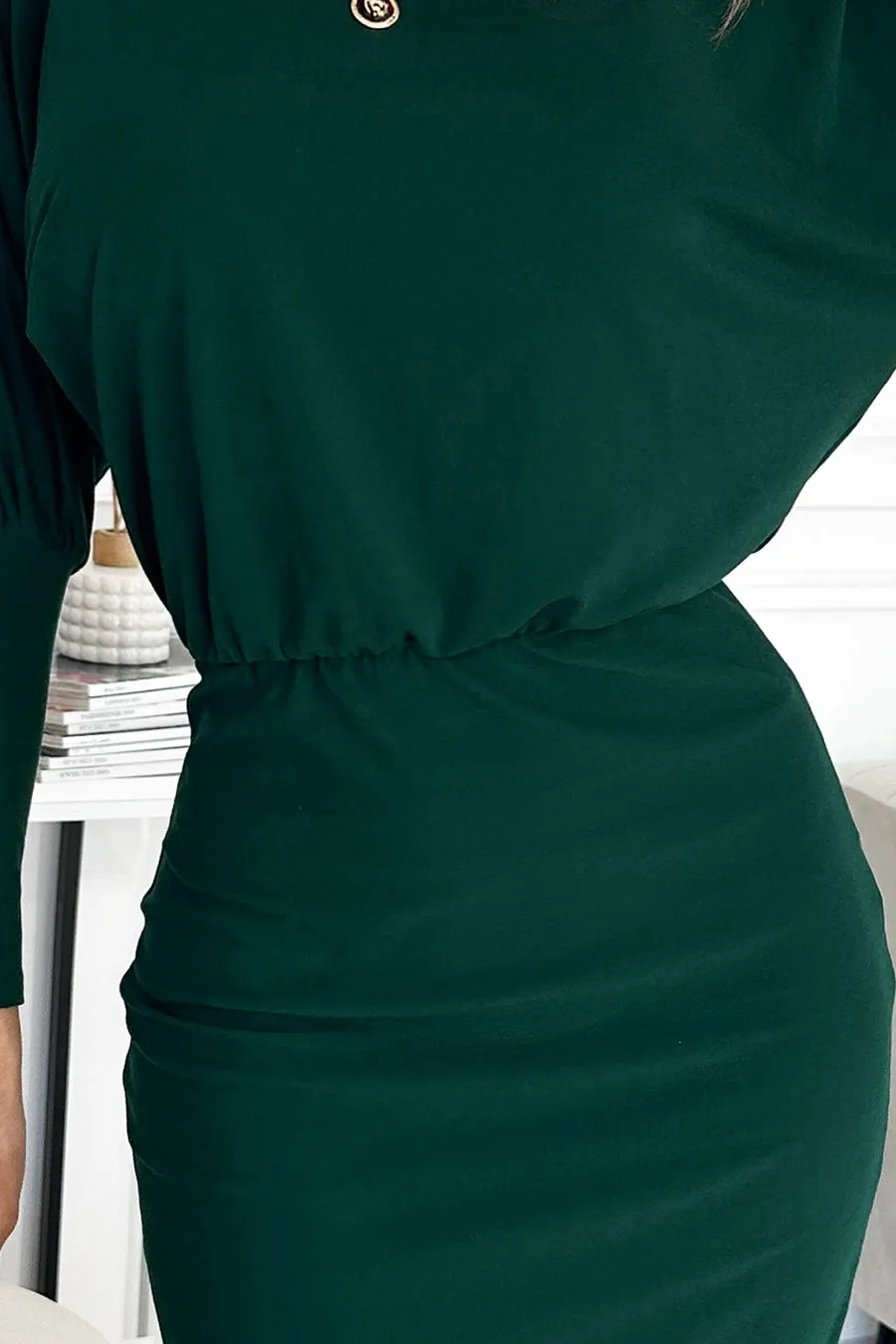 Dress with cuffs in the sleeves - green