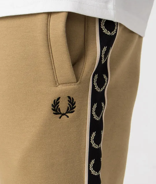 Fred Perry S5507 Taped Sweat Short V19 Warm stone/ Oatmeal