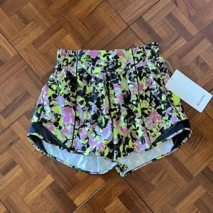 Lululemon Hotty Hot HR Short 4” Lined Sz 4