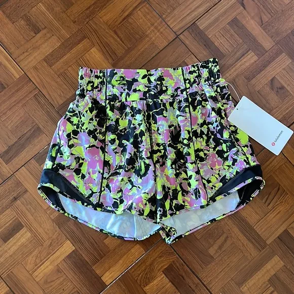 Lululemon Hotty Hot HR Short 4” Lined Sz 4