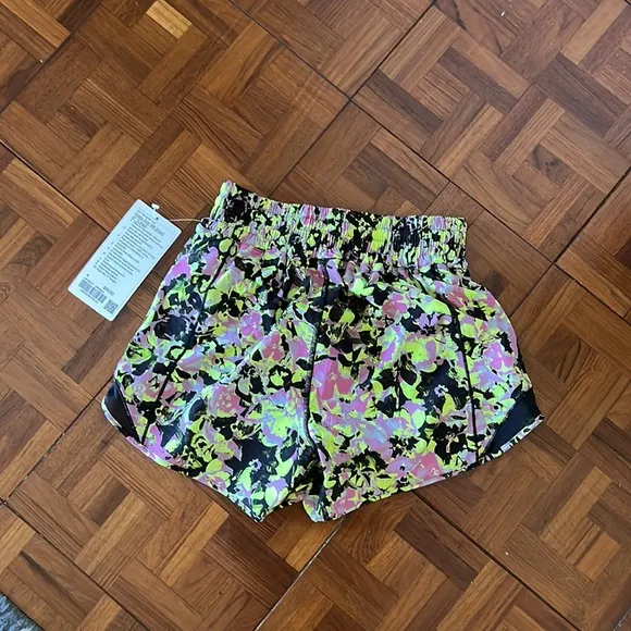 Lululemon Hotty Hot HR Short 4” Lined Sz 4