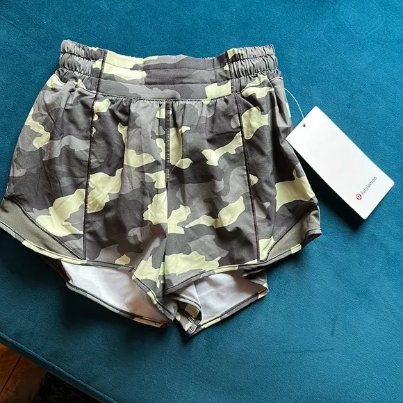 NWT lululemon Hotty Hot LR Short 4” Lined
