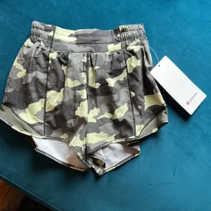 NWT lululemon Hotty Hot LR Short 4” Lined