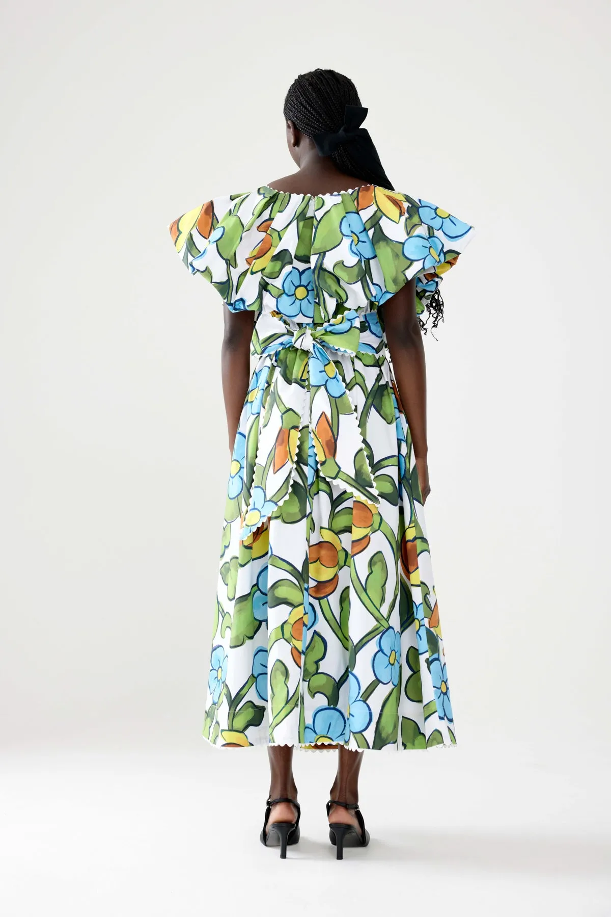 THE FRONT LAWNS. LAST SIZE 6!