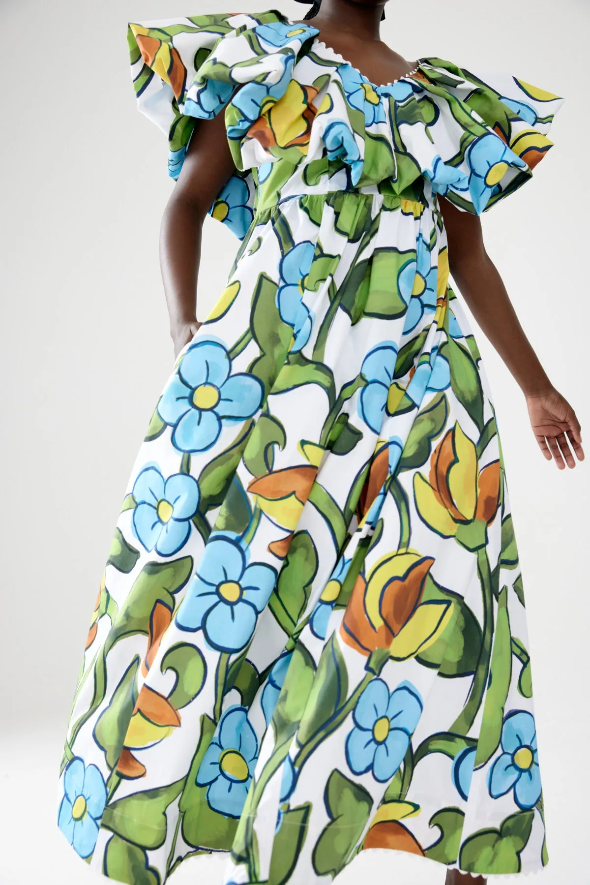 THE FRONT LAWNS. LAST SIZE 6!