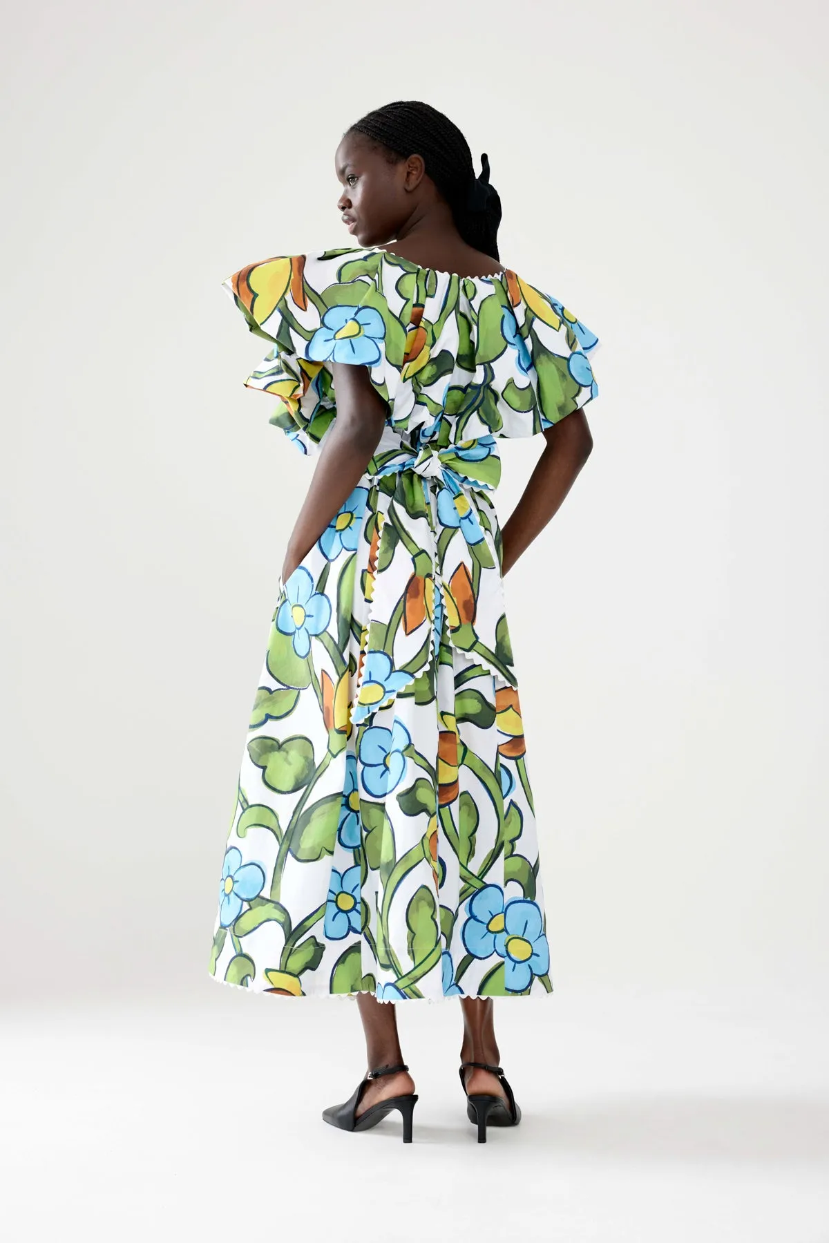THE FRONT LAWNS. LAST SIZE 6!