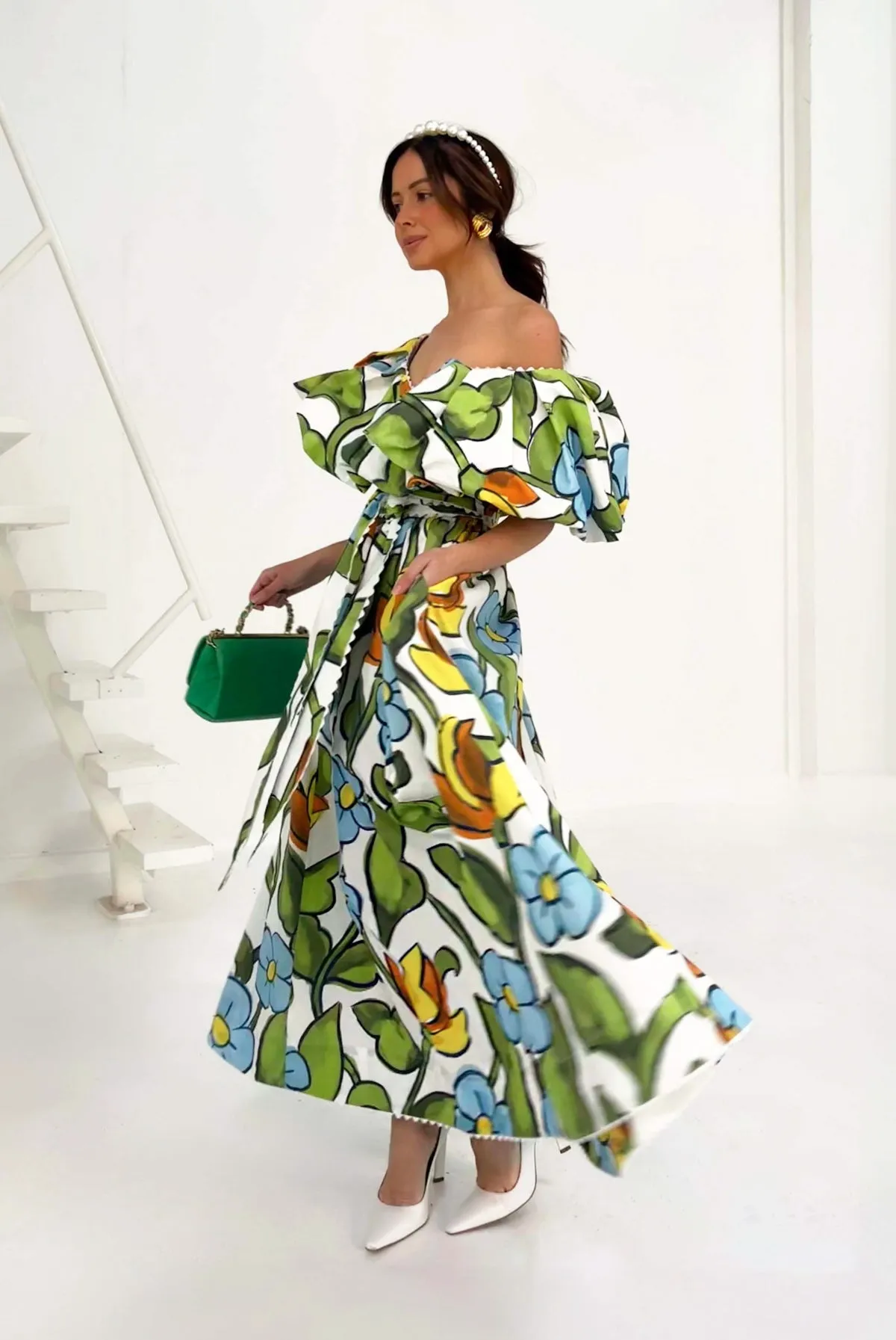 THE FRONT LAWNS. LAST SIZE 6!
