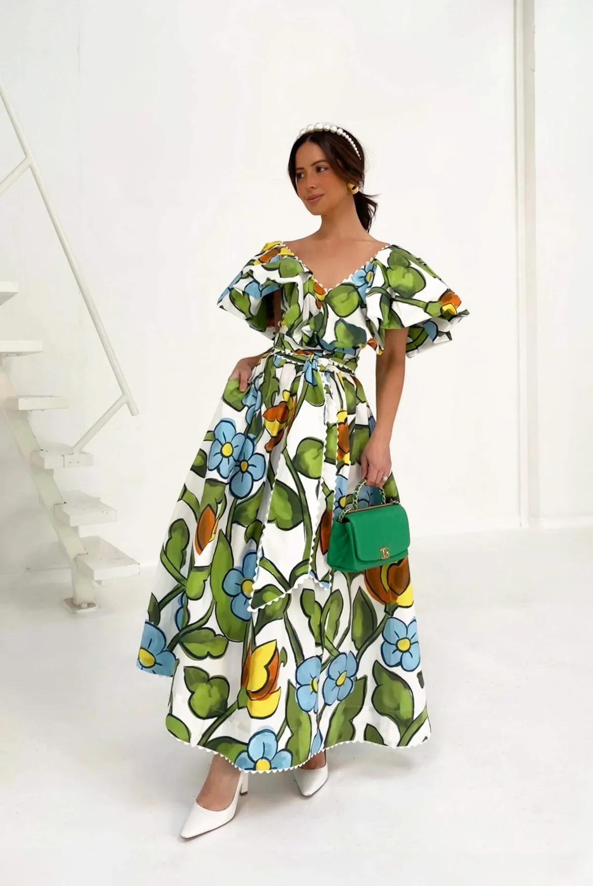 THE FRONT LAWNS. LAST SIZE 6!