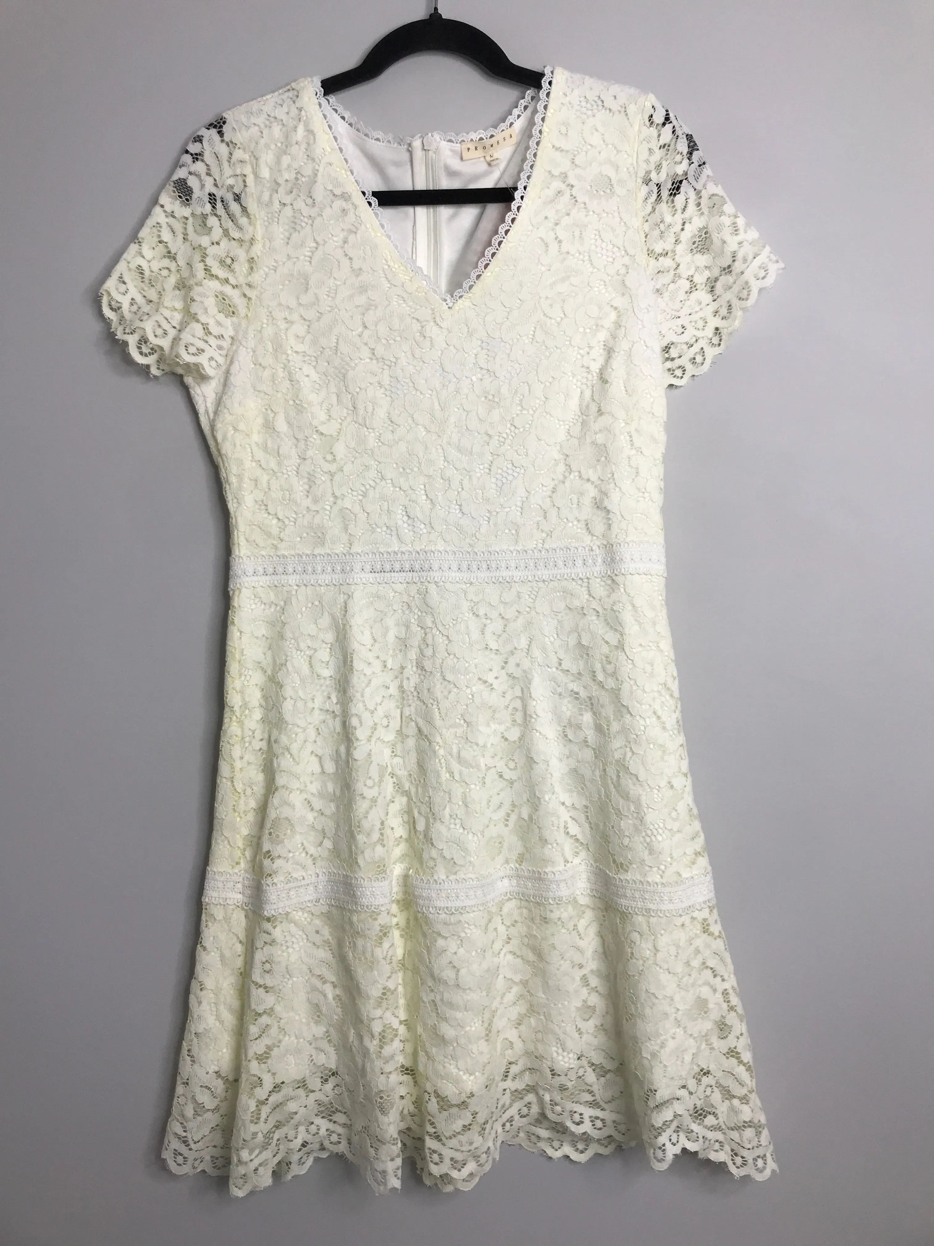 Womens Size Med Misses Cream promesa Dress